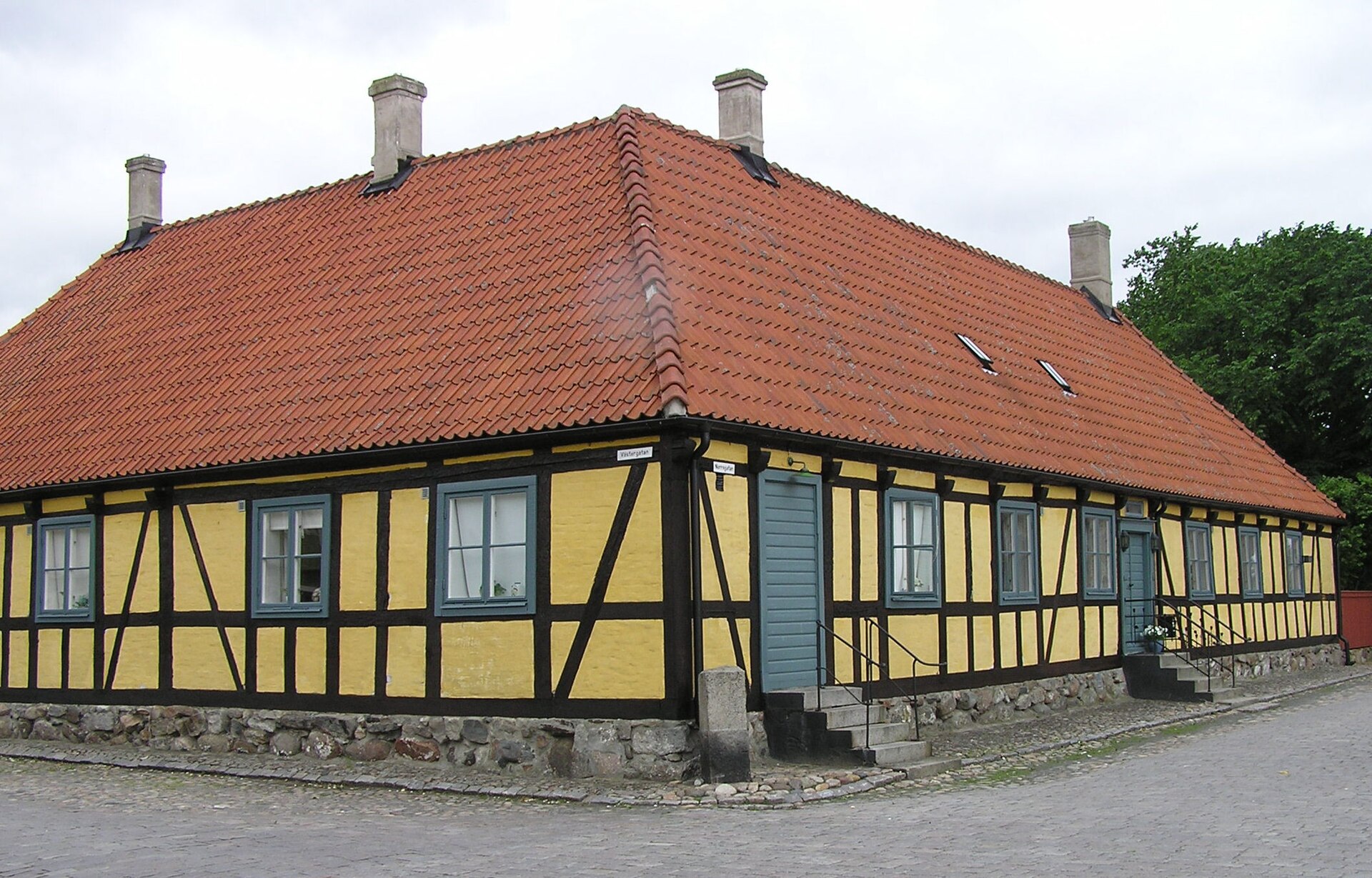 Gult korsvirkeshus i Åhus stadskärna