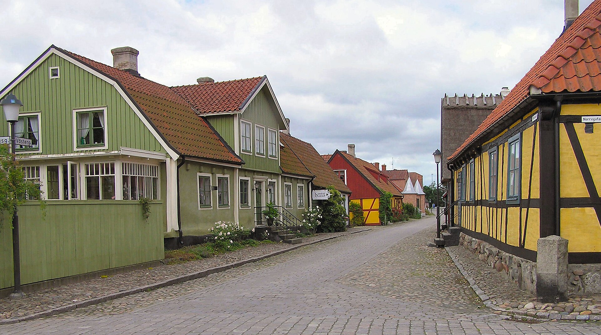 Kullerstensgränd med korsvirkeshus i gamla Åhus