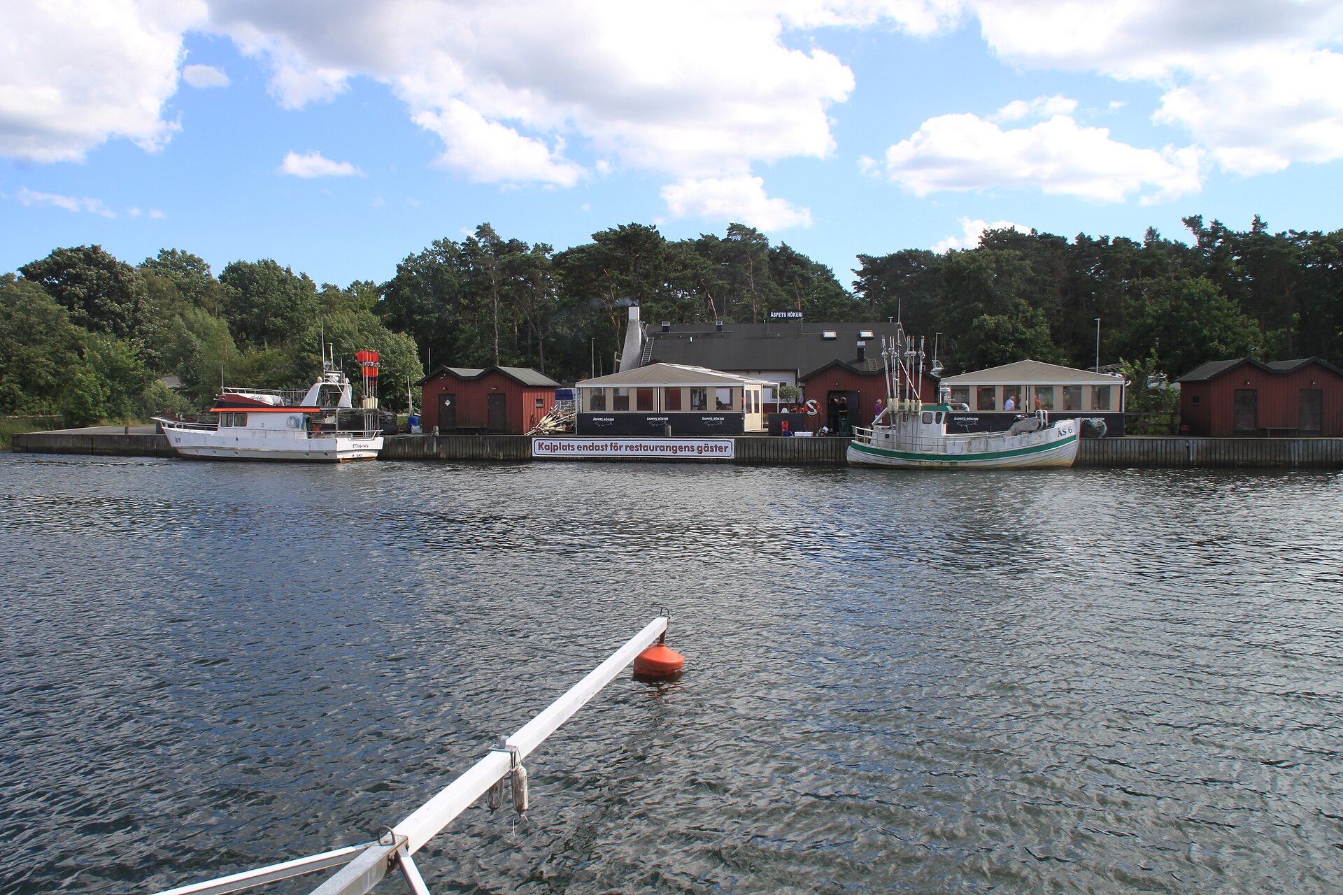 Rökeriet vid Äspets hamn med fiskebåtar