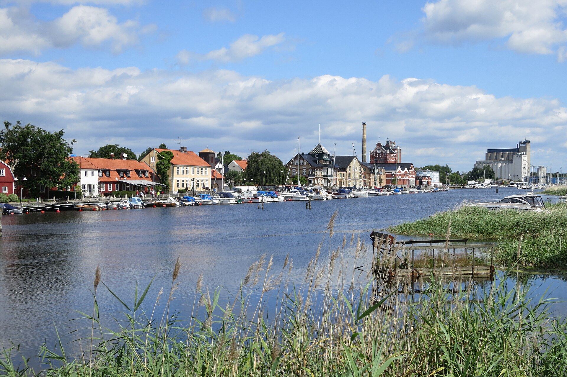 Åhus sett från Helge å med hamnen och stadens tak